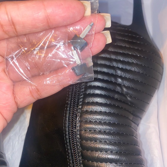 Black boots - Picture 5 of 7